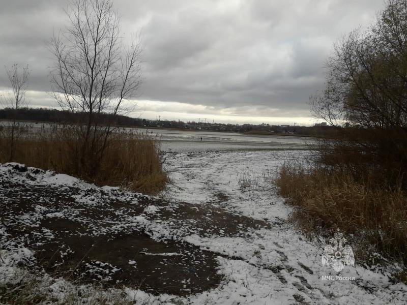 В Казани спасатели помогли мужчине, который увяз в болотистом дне Казанки В Казани спасатели помогли мужчине, который увяз в болотистом дне Казанки