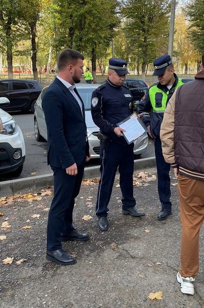 Нижнекамский чиновник пошел «охотиться» на любителей парковаться на тротуарах Нижнекамский чиновник пошел «охотиться» на любителей парковаться на тротуарах