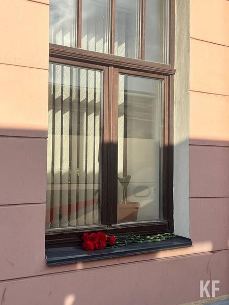 Казанцы организовали стихийный мемориал около синагоги