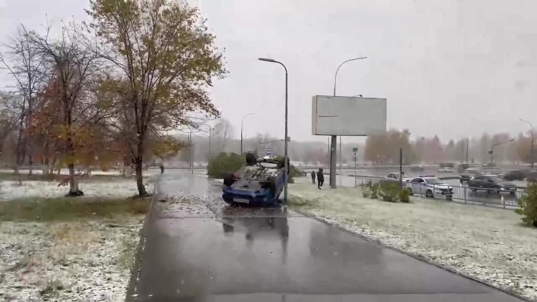 На проспекте Вахитова в Набережных Челнах перевернулся автомобиль - видео
