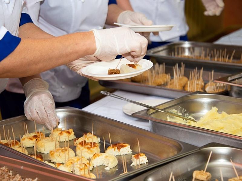 Нижнекамских родителей покормили школьными обедами