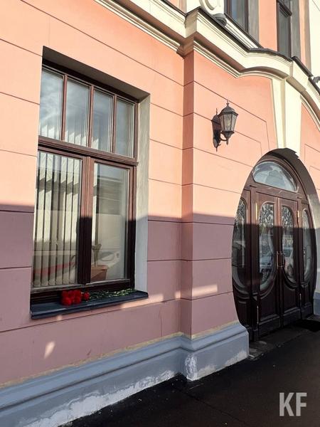 Казанцы организовали стихийный мемориал около синагоги