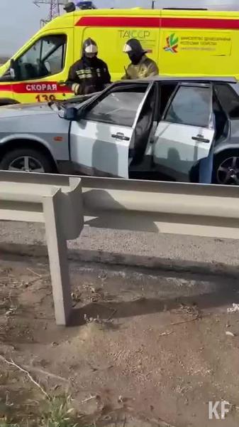 На выезде из Челнов образовалась пробка из-за смятой в груду металла легковушки