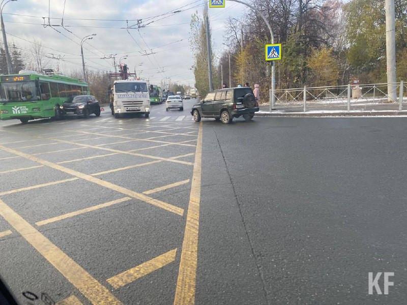 Огромная пробка образовалась из-за ДТП с легковушкой и троллейбусом на Дементьева в Казани Огромная пробка образовалась из-за ДТП с легковушкой и троллейбусом на Дементьева в Казани