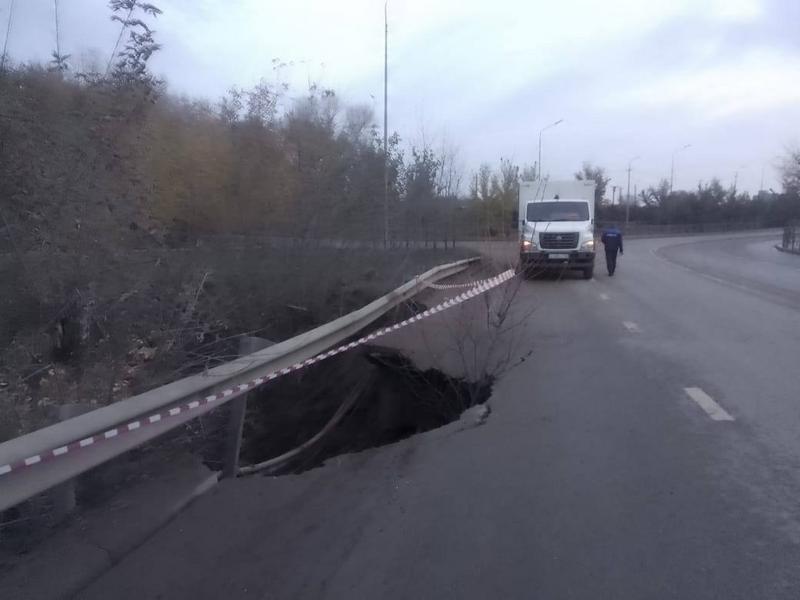 Асфальт провалился на улице Магистральной в Казани Асфальт провалился на улице Магистральной в Казани