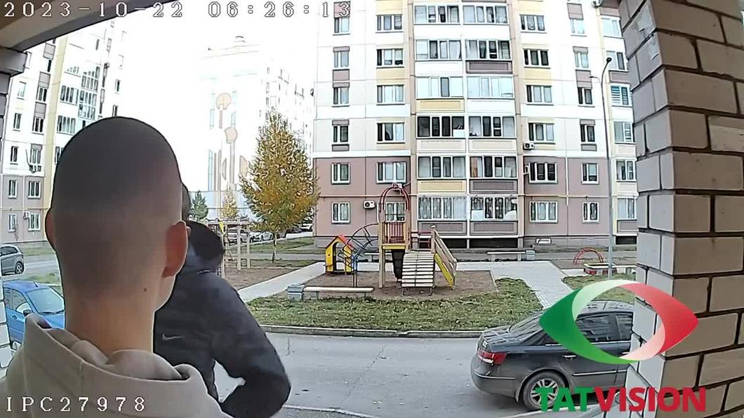 В Нижнекамске молодой человек из Челнов угрожал пистолетом местному жителю