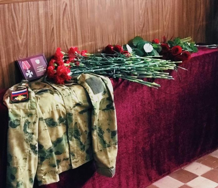 Памятный стенд открыли в честь погибшего на СВО жителя Альметьевского района