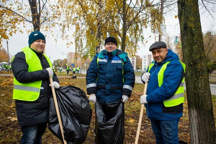 Более 300 волонтеров Нижнекамскнефтехима вышли на уборку проспекта Химиков в Нижнекамске