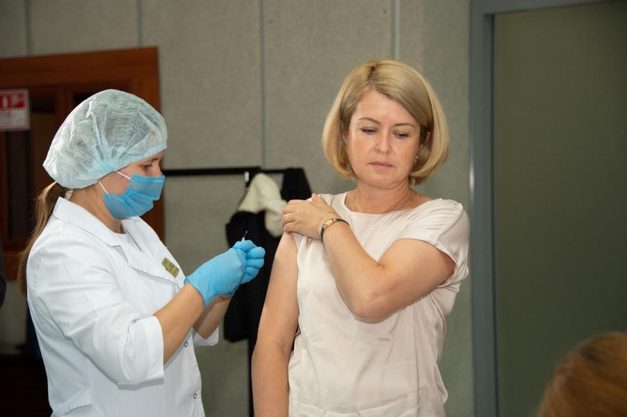 К нижнекамским чиновникам выезжали медики