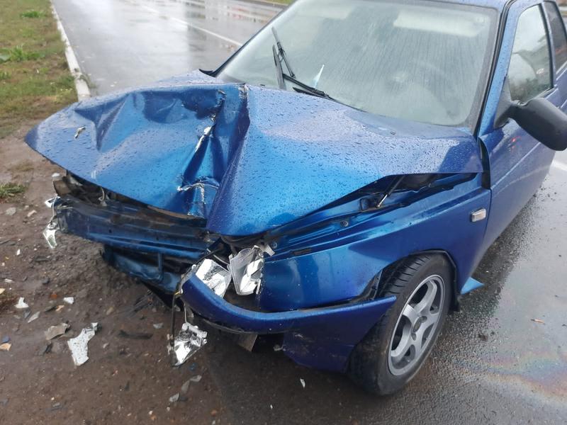 В Нижнекамске напротив Дома быта «ВАЗ» влетел в трамвай