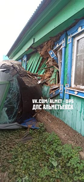 В Альметьевском районе две машины влетели в жилой дом