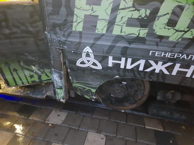 В Нижнекамске напротив Дома быта «ВАЗ» влетел в трамвай