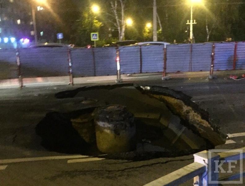 Выяснилась причина четырехметрового провала дороги в Казани
