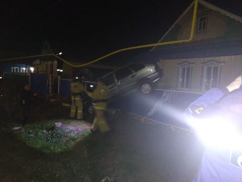 Фото: автомобиль жителя Татарстана повис на заборе частного дома