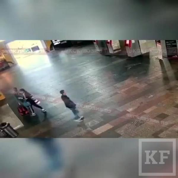 Видео: неизвестный мужчина устроил резню на Курском вокзале в Москве