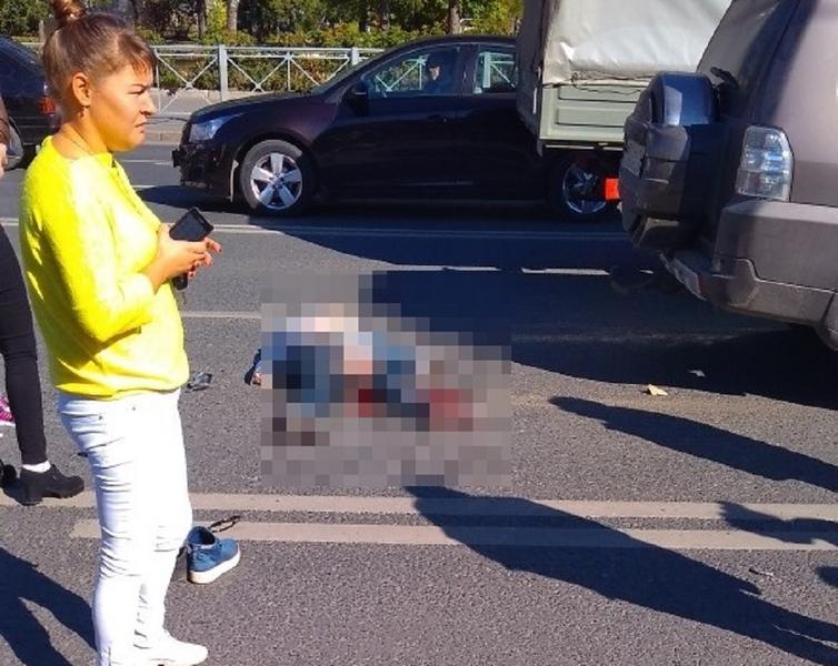 Мать сбитой на переходе в Казани девочки скончалась по пути в больницу