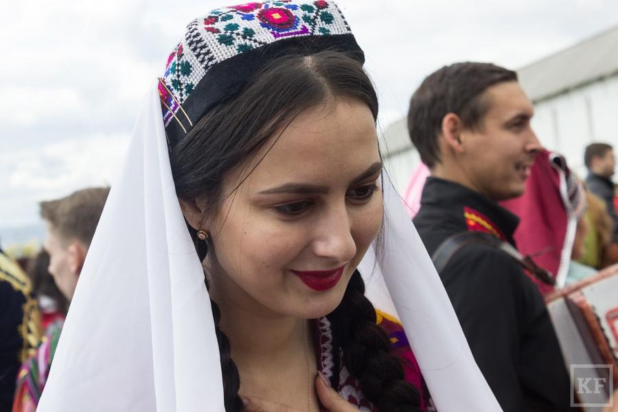 Как относятся к таджикам в россии