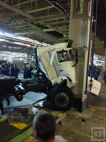 Краш-тест по-татарски: на заводе КАМАЗа грузовик протаранил опору