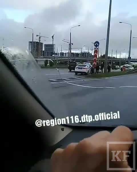 В Казани автомобиль такси вылетел с дороги и врезался в отбойник