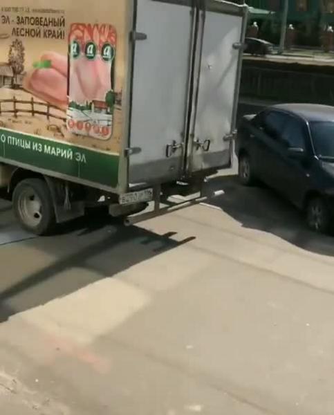 Видео: грузовик снес остановку в Казани