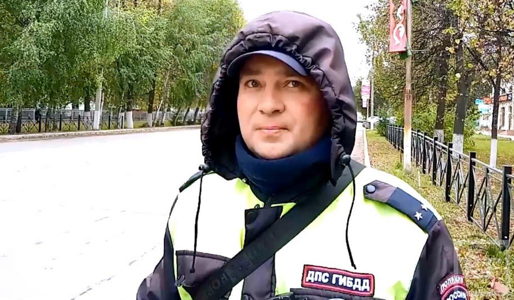 Одинокий гаишник: инспектор из Татарстана стал народным любимцем
