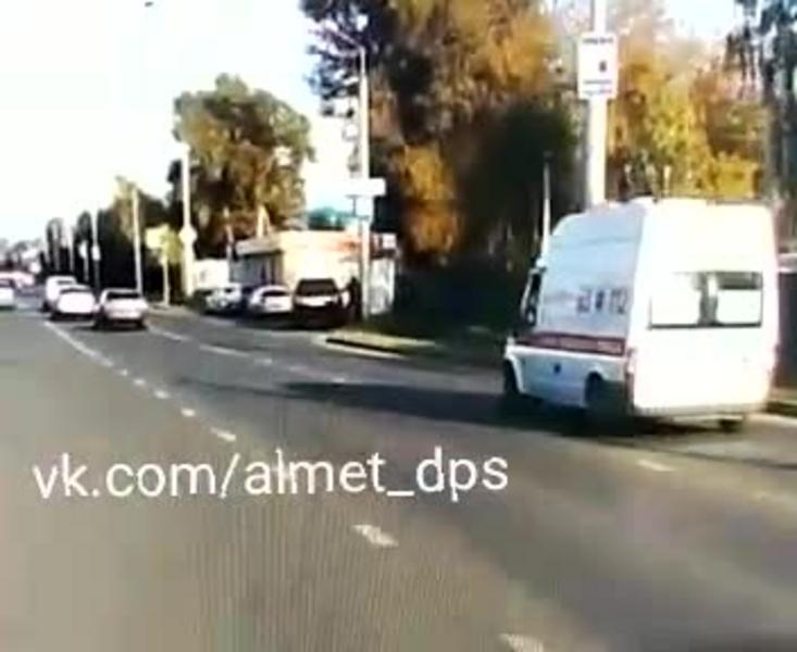Видео: в Альметьевске врезалась в столб «скорая», которую подрезала легковушка