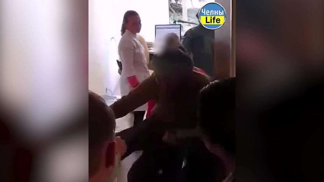 Видео: в Челнах «яжематери» и бабушки передрались в детской поликлинике