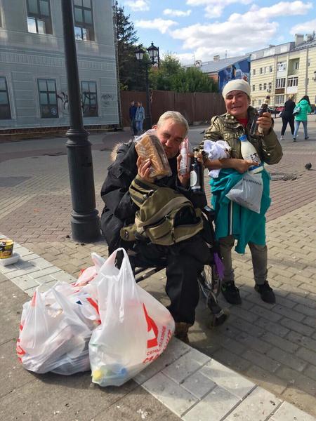 Казанские близняшки прокомментировали скандальный ролик про бездомного и роллы