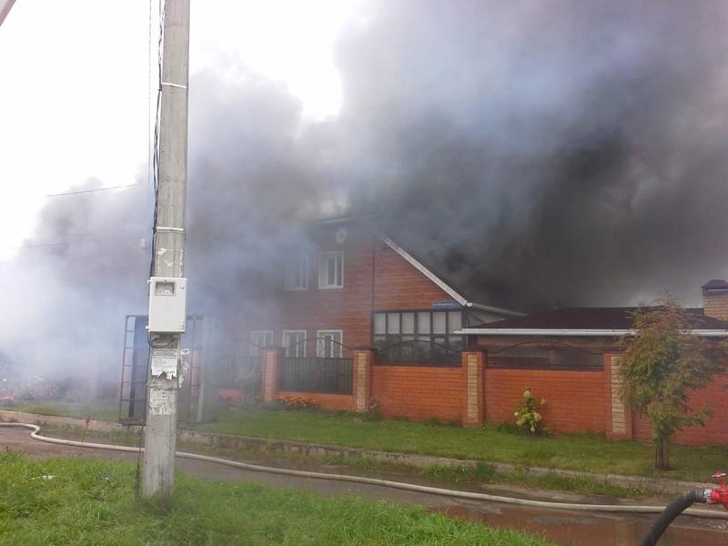 Пожарные предотвратили взрыв газовых баллонов на пожаре в частном доме в Казани