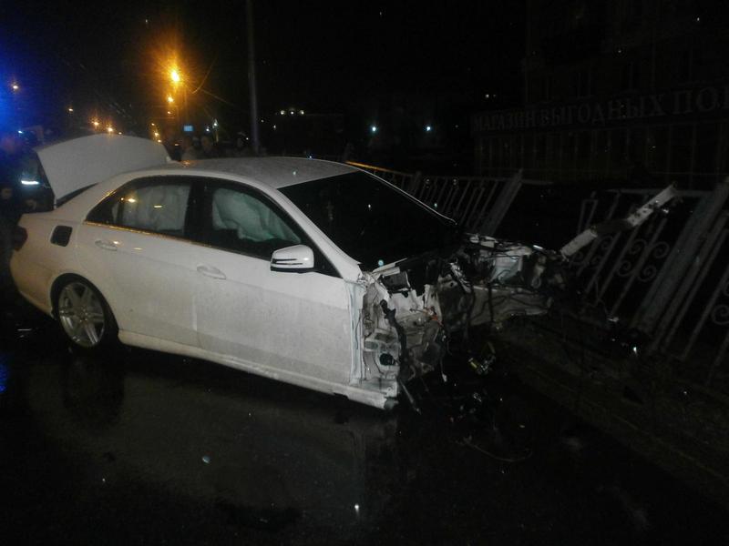 Лобовое столкновение «Мерседеса» и «Тойоты» произошло в Альметьевске