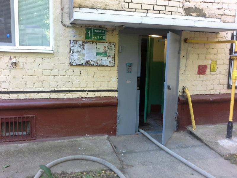 Спасатели вытащили из сгоревшей квартиры 72-летнего пенсионера