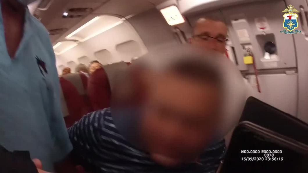 Возвращаясь из Антальи в Казань, пьяный пассажир устроил дебош в самолете