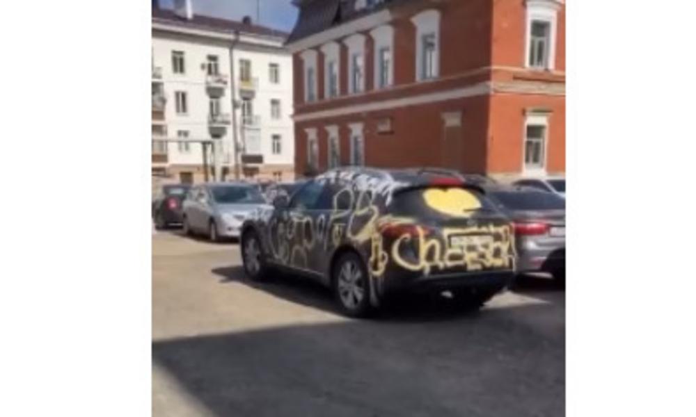 В Казани персонал поздравил директора сыроварни, разрисовав его иномарку баллончиками