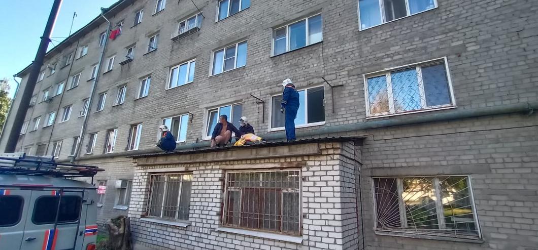 В Казани спасли упавшую с четвертого этажа 14-летнюю девочку В Казани спасли упавшую с четвертого этажа 14-летнюю девочку