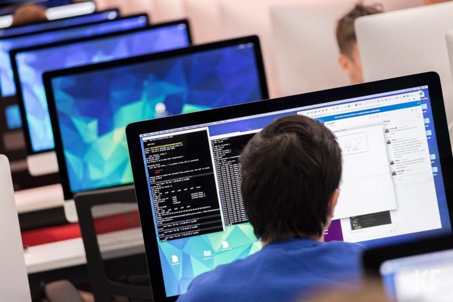 «Скорость интернета вашего телефона в три-четыре раза выше, чем была в школе на 100-200 человек»