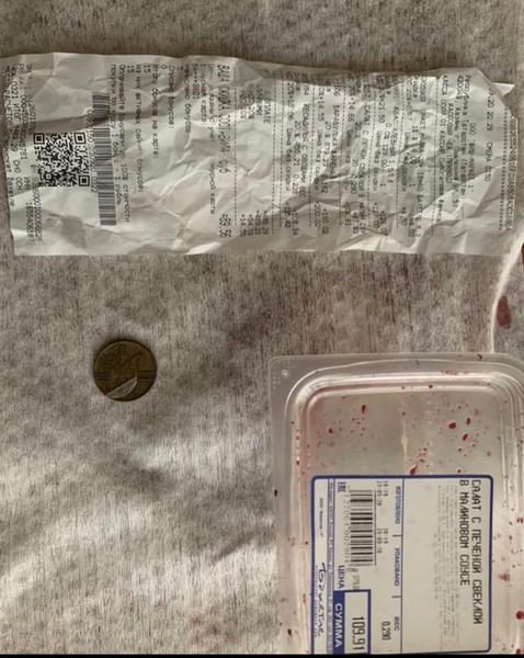 Житель Казани обнаружил в купленном в «Бахетле» салате кусок пластика