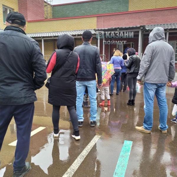 В казанском детсаду родители с детьми столпились без дистанции под дождем