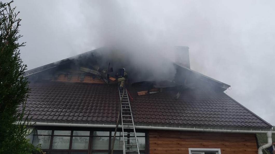 Пожарные предотвратили взрыв газовых баллонов на пожаре в частном доме в Казани