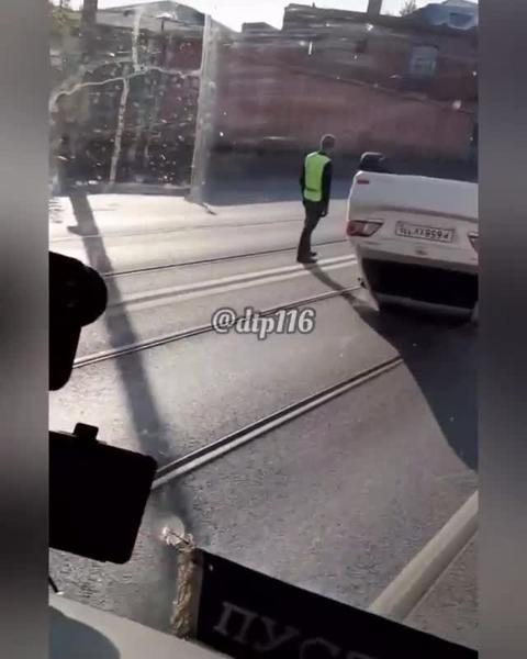 В ДТП около автовокзала в Казани одна иномарка перевернулась, а у другой вырвало колесо