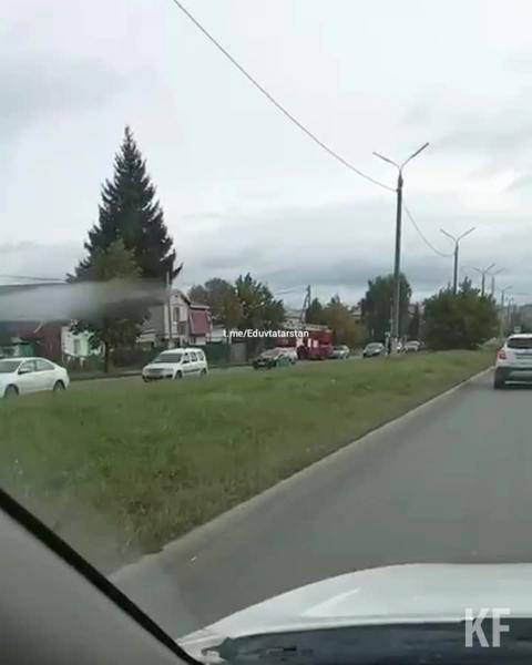 В Казани пожарная машина проехала на двух колесах и едва не опрокинулась после тарана легковушки: есть видео