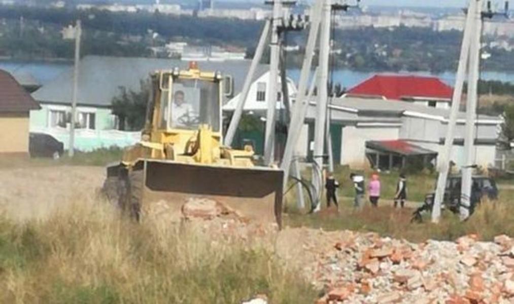 Жителям татарстанского села пришлось самим ремонтировать дороги