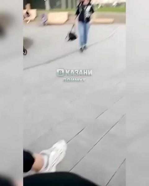На площадке у KazanMall женщина набросилась с кулаками на подростков
