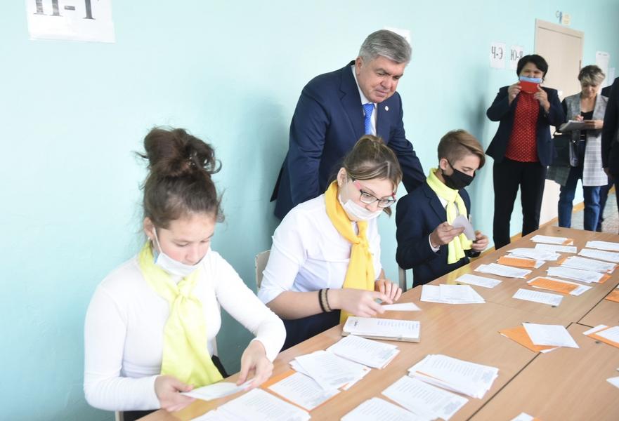 Магдеев проголосовал на выборах президента Татарстана и депутатов горсовета Челнов Магдеев проголосовал на выборах президента Татарстана и депутатов горсовета Челнов