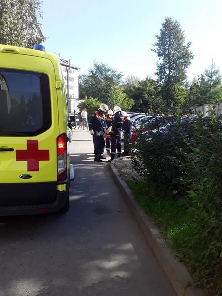В Казани спасли упавшую с четвертого этажа 14-летнюю девочку В Казани спасли упавшую с четвертого этажа 14-летнюю девочку