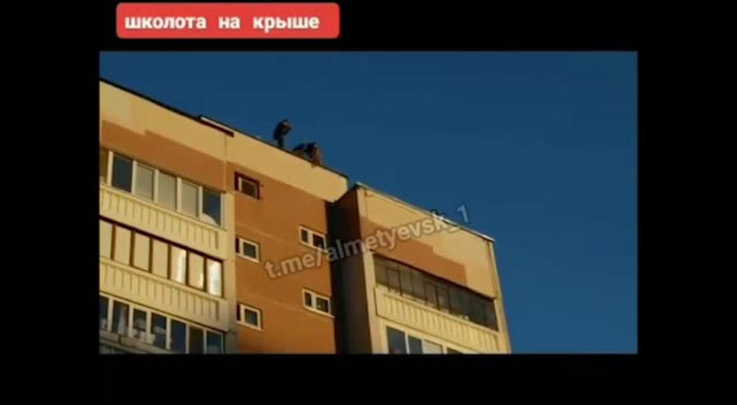 Видео с повисшим на крыше в Альметьевске подростком оказалось трехлетней давности