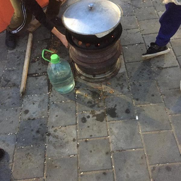 Елабужанин соорудил мангал из колесных дисков и принялся кулинарить в сквере