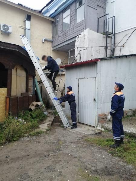 Спасатели в Казани помогли парню слезть с крыши Спасатели в Казани помогли парню слезть с крыши