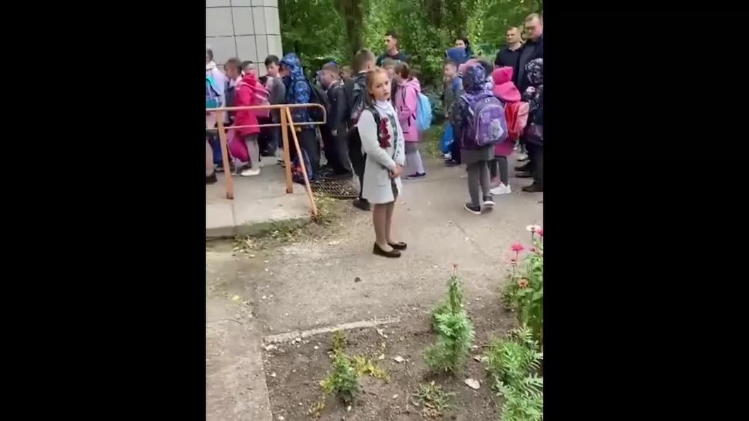 В Челнах сделали замечание директору школы из-за очереди учеников для замера температуры В Челнах сделали замечание директору школы из-за очереди учеников для замера температуры