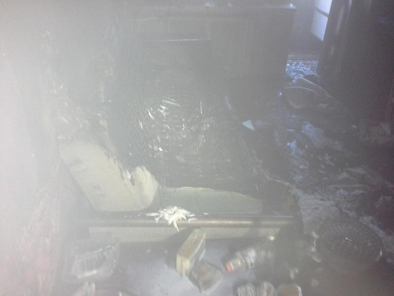 Спасатели вытащили из сгоревшей квартиры 72-летнего пенсионера