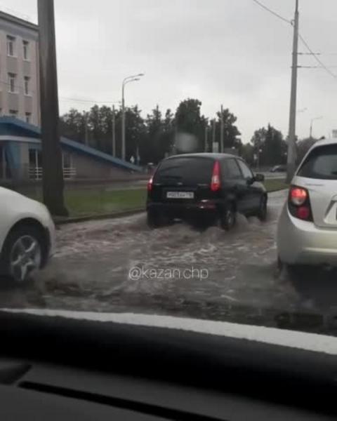 Казань вновь поплыла после дождя: под водой оказался Авиастроительный район